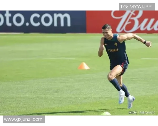 足球明星男生帅气身材图片展示引领时尚潮流与健身风尚